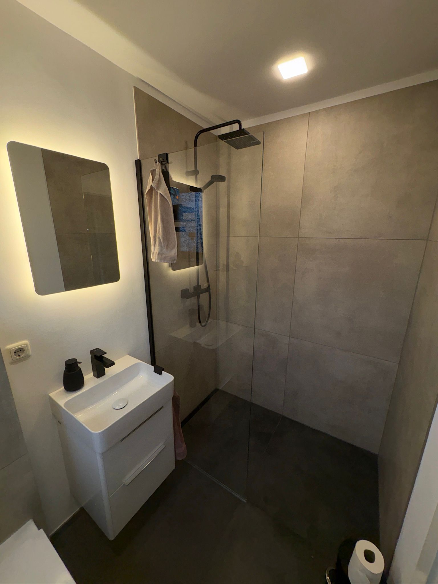 Badezimmer mit ebenerdiger Dusche